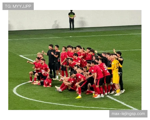 场外暴力行为如何影响足球判罚边界及裁判权威解读