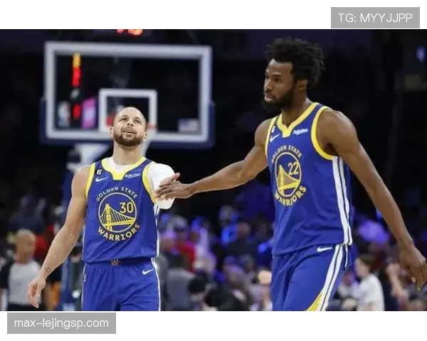 维金斯突破制造错位助勇士提升季后赛关键得分效率